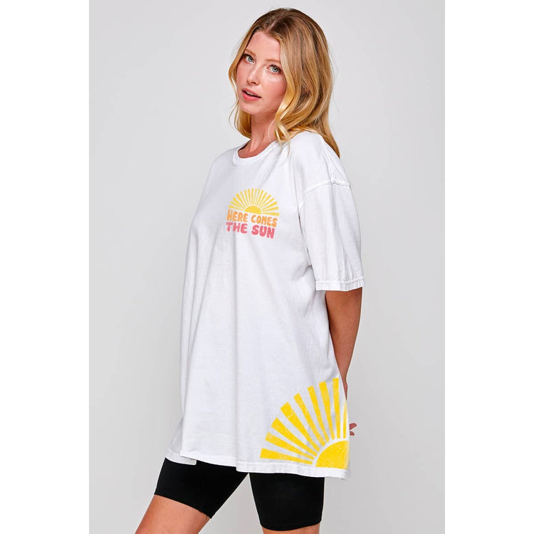 HERE COMES THE SUN GRAPHIC OVERSIZED TEE