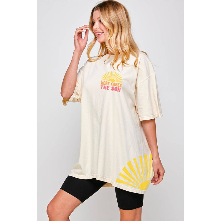 HERE COMES THE SUN GRAPHIC OVERSIZED TEE