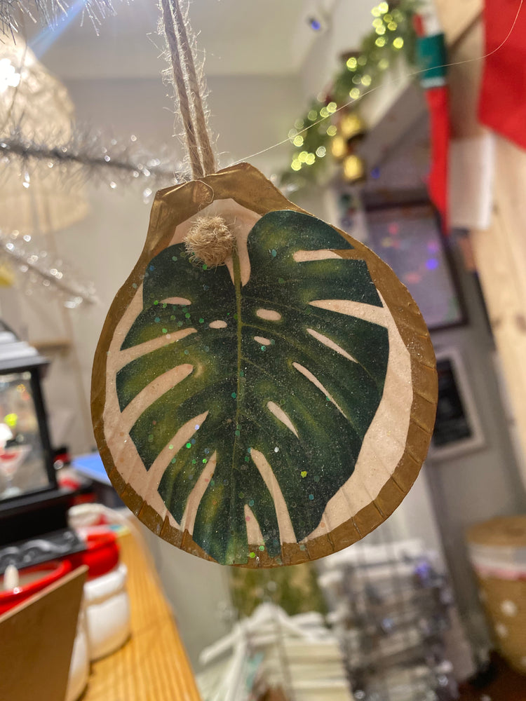 Monstera Leaf sea shell ornament
