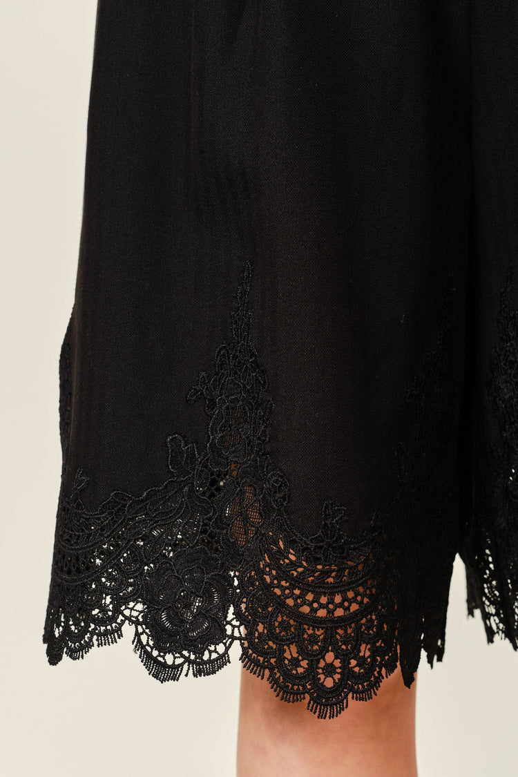 LACE HEMMING DETAIL CLASSIC LONG SHORTS
