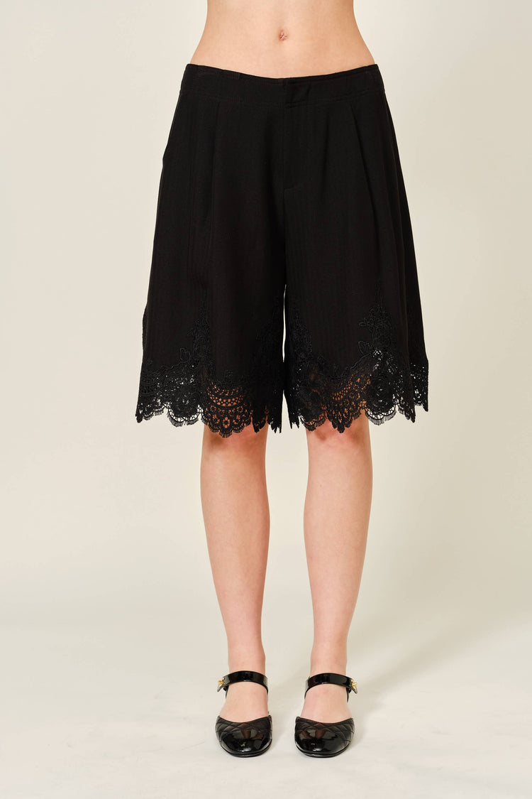 LACE HEMMING DETAIL CLASSIC LONG SHORTS