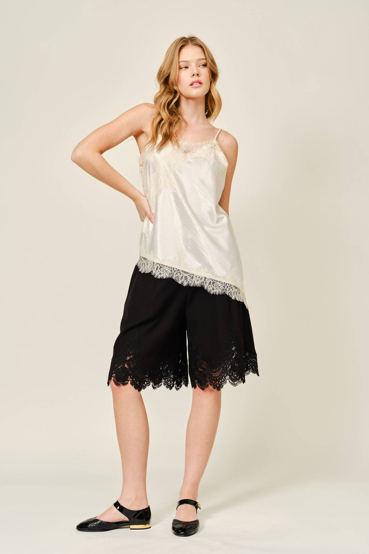 LACE HEMMING DETAIL CLASSIC LONG SHORTS