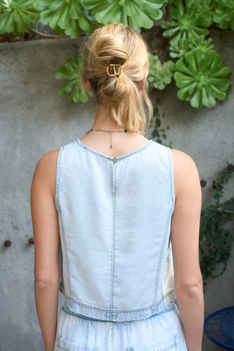 ROUND NECK SLEEVELESS CROPPED WASHED DENIM TOP