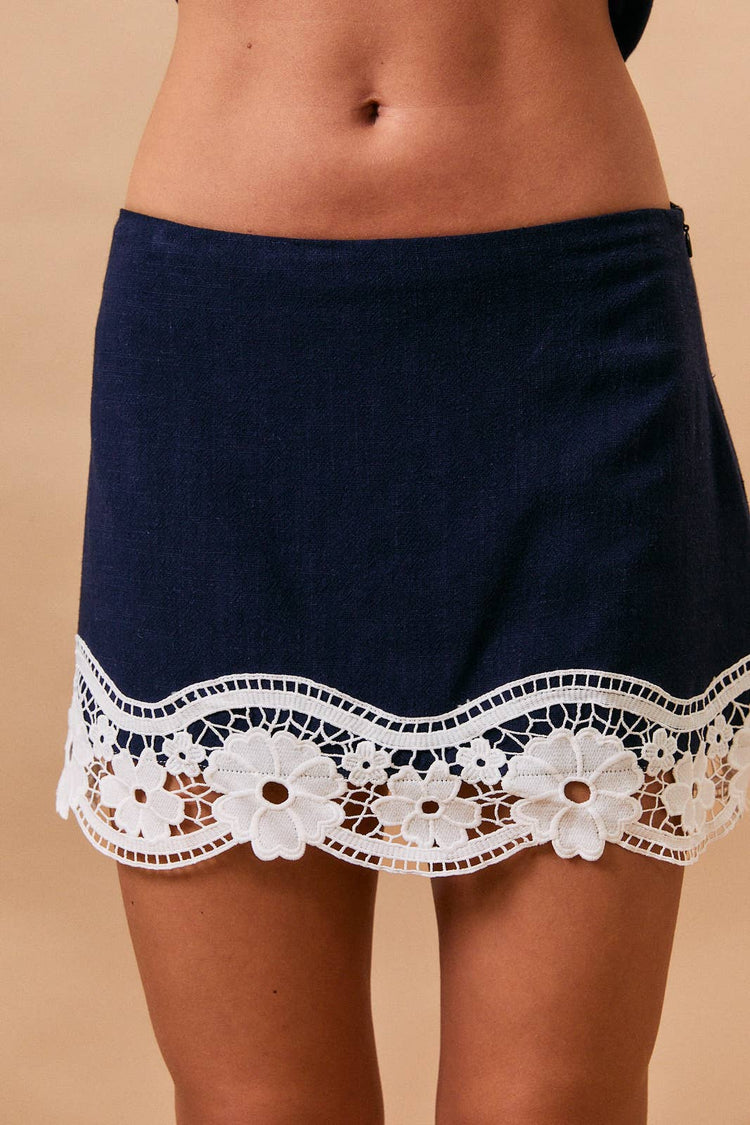LOW WAISTED LACE DETAIL MINI SKIRT